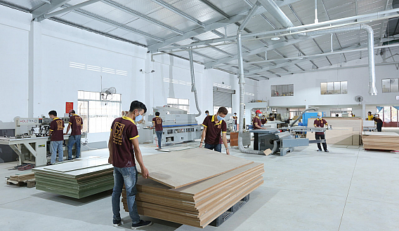 The largest industrial wood production plant in Ha Tinh is exporting orders in the early days of the new year